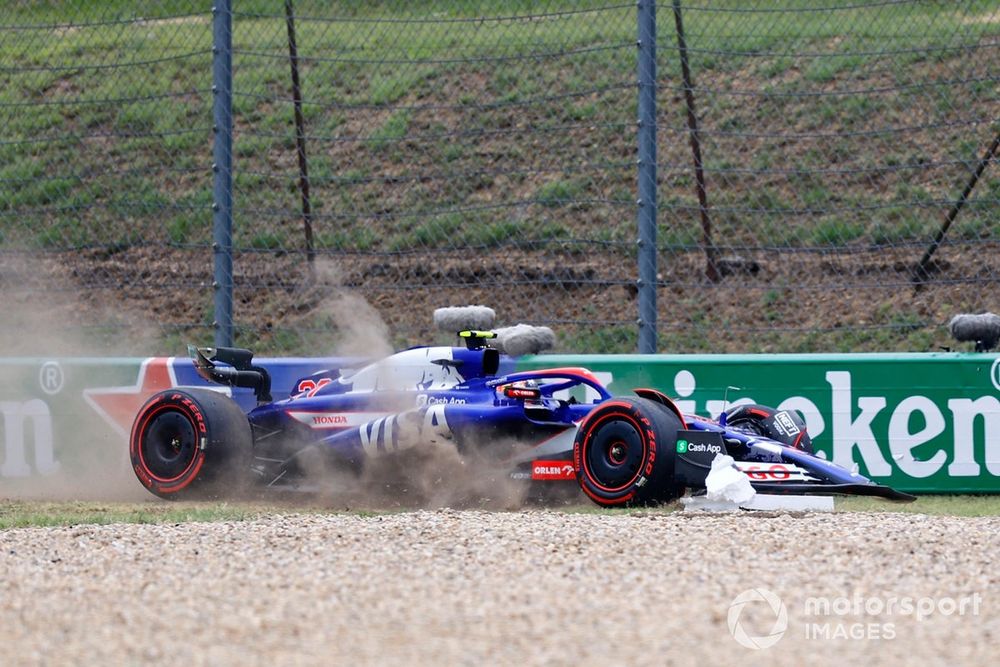 Yuki Tsunoda, RB F1 Team VCARB 01, crashes out in Q3