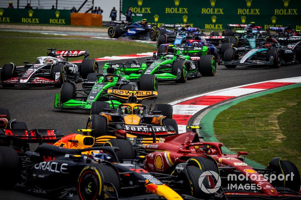 Sergio Perez, Red Bull Racing RB20, Carlos Sainz, Ferrari SF-24, Lando Norris, McLaren MCL38, Valtteri Bottas, Kick Sauber C44, Kevin Magnussen, Haas VF-24, the remainder of the field on the opening lap of the Sprint