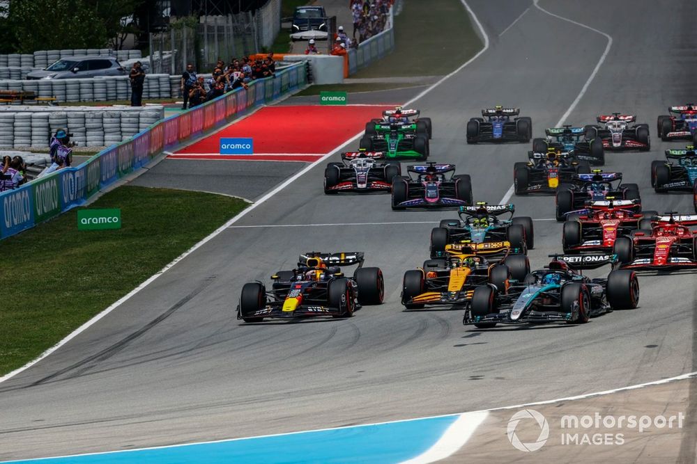 George Russell, Mercedes F1 W15, Lando Norris, McLaren MCL38, Max Verstappen, Red Bull Racing RB20, Charles Leclerc, Ferrari SF-24, Carlos Sainz, Ferrari SF-24, Lewis Hamilton, Mercedes F1 W15, the rest of the field at the start