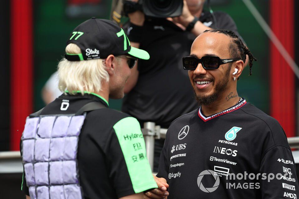 Valtteri Bottas, Stake F1 Team Kick Sauber, talks with Lewis Hamilton, Mercedes-AMG F1 Team