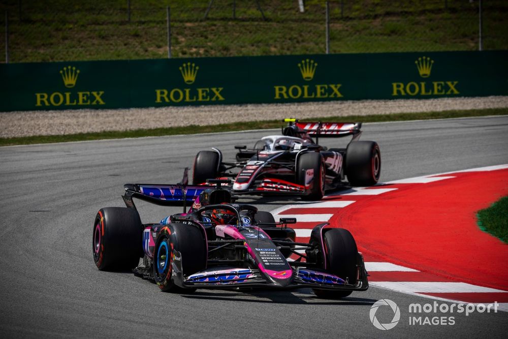 Esteban Ocon, Alpine A524, leads Nico Hulkenberg, Haas VF-24