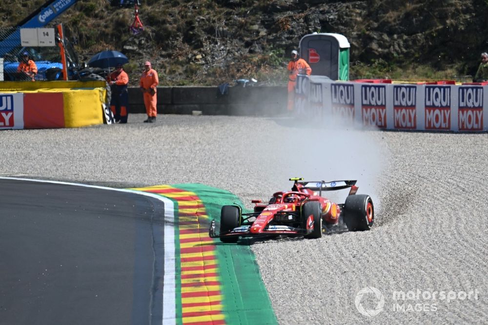 Carlos Sainz, Ferrari SF-24, goes wide into the gravel