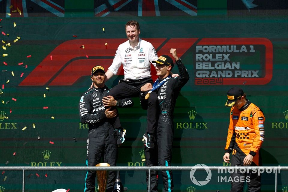 George Russell, Mercedes-AMG F1 Team, 1st position, Lewis Hamilton, Mercedes-AMG F1 Team, 2nd position, lift the Mercedes AMG trophy delegate onto their shoulders on the podium 