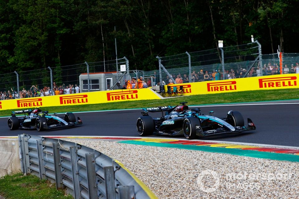 George Russell, Mercedes F1 W15, Lewis Hamilton, Mercedes F1 W15 