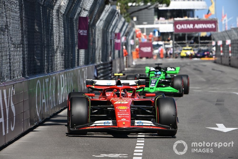 Carlos Sainz, Ferrari SF-24, leads Valtteri Bottas, Stake F1 Team Kick Sauber C44