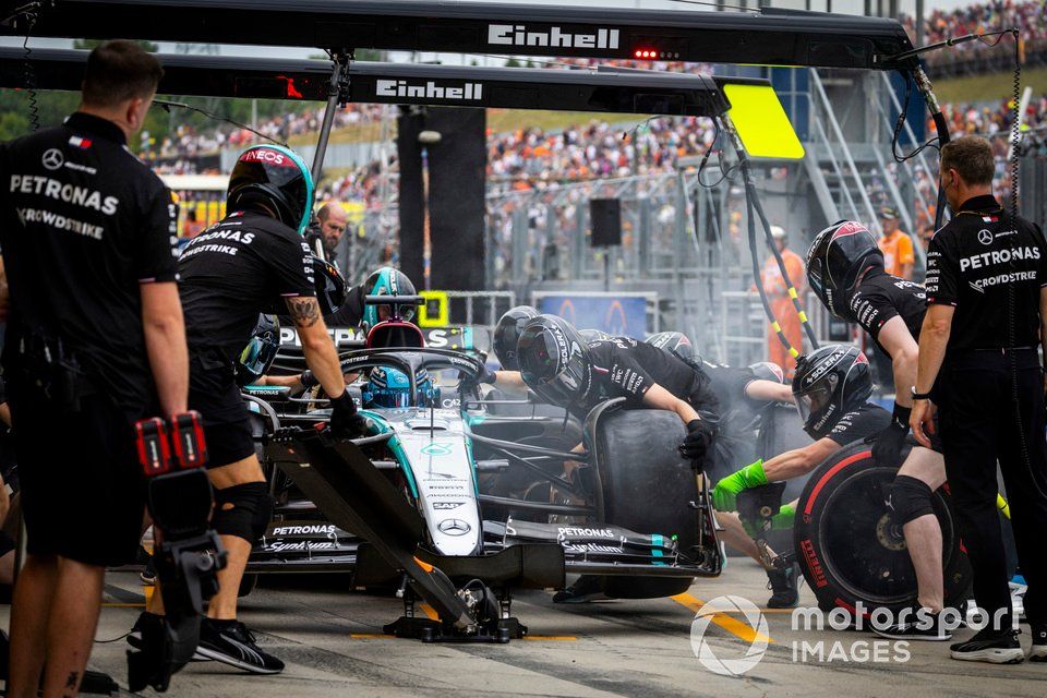 George Russell, Mercedes F1 W15, in the pits