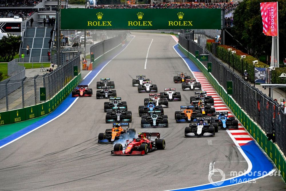 Carlos Sainz Jr., Ferrari SF21, Lando Norris, McLaren MCL35M, George Russell, Williams FW43B, Lance Stroll, Aston Martin AMR21, Fernando Alonso, Alpine A521, and the rest of the field at the start