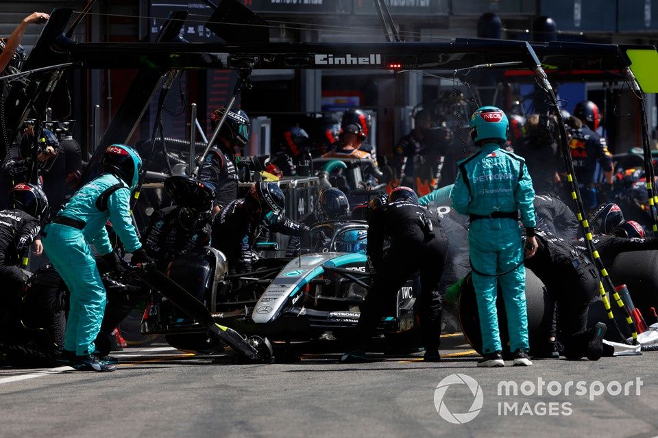 George Russell, Mercedes F1 W15, makes a pit stop