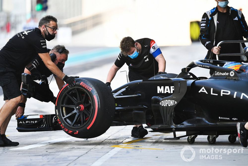 Pirelli tyre on the car of Fernando Alonso, Alpine/Renault RS18 Mule 