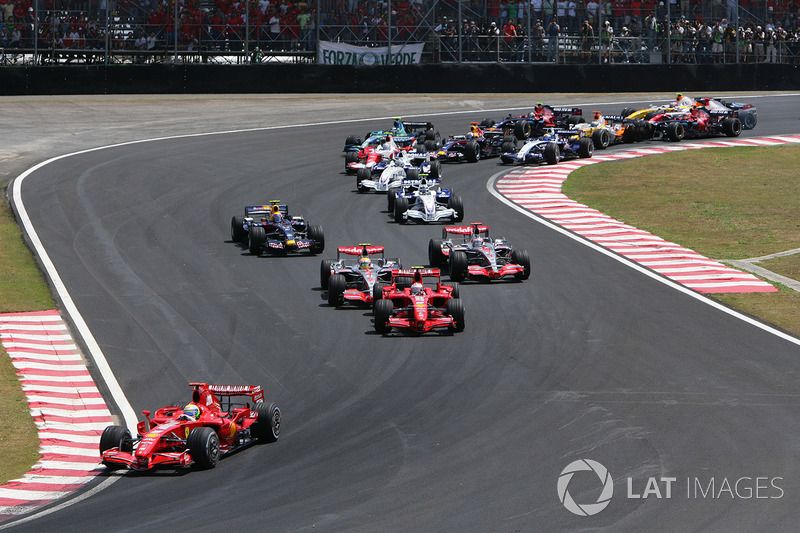 Felipe Massa, Ferrari F2007, leads Kimi Raikkonen, Ferrari F2007, Lewis Hamilton, McLaren MP4-22, Fernando Alonso, McLaren MP4-22, Mark Webber, Red Bull Racing RB3 Robert Kubica, BMW Sauber F1.07, Nick Heidfeld, BMW Sauber F1.07, and the rest of the field at the start