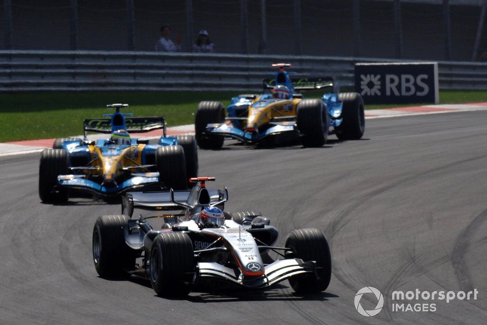 Kimi Raikkonen, McLaren Mercedes MP4-20 Giancarlo Fisichella, Renault R25 and Fernando Alonso, Renault R25