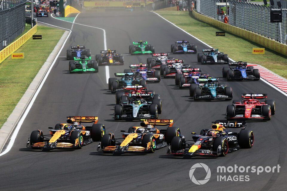 Lando Norris, McLaren MCL38, Max Verstappen, Red Bull Racing RB20, Oscar Piastri, McLaren MCL38, Charles Leclerc, Ferrari SF-24, Carlos Sainz, Ferrari SF-24, the rest of the field at the start