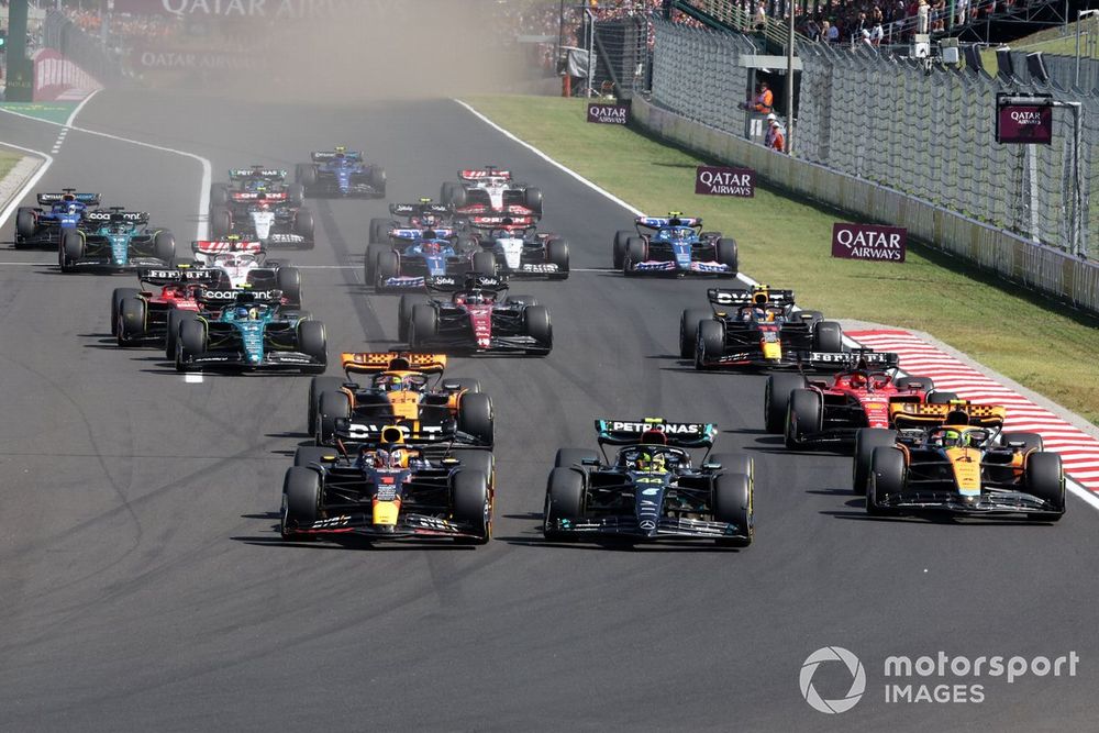 Lewis Hamilton, Mercedes F1 W14, Max Verstappen, Red Bull Racing RB19, Lando Norris, McLaren MCL60, Oscar Piastri, McLaren MCL60, Charles Leclerc, Ferrari SF-23, the rest of the field at the start