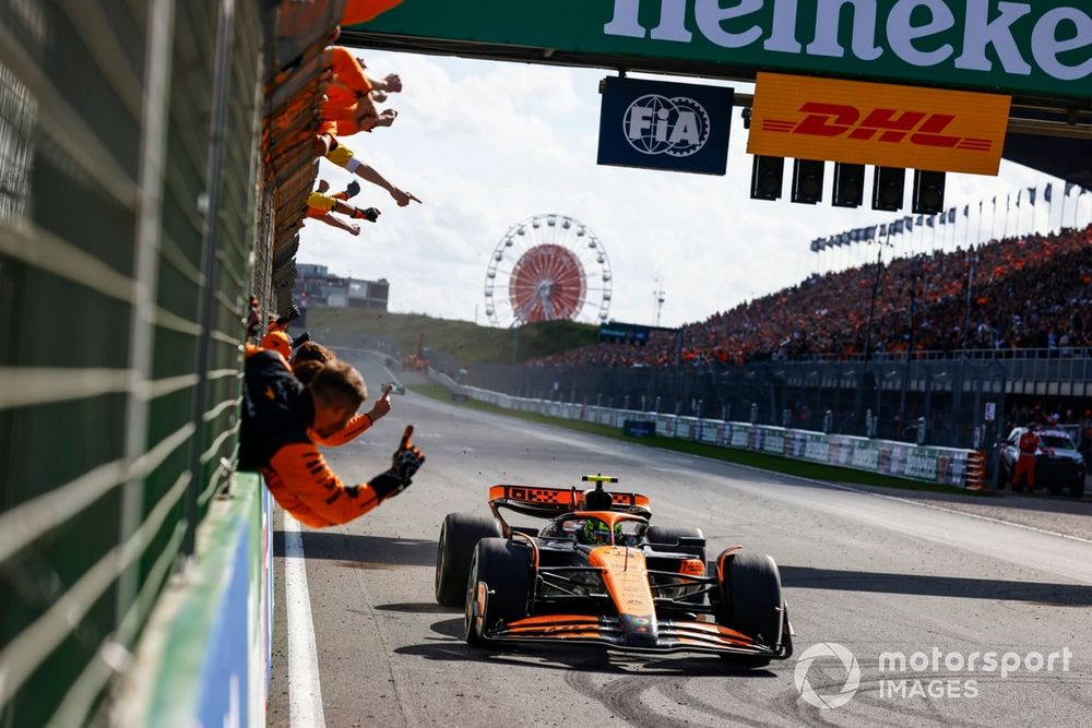 Lando Norris, McLaren MCL38, 1st position, takes the chequered flag