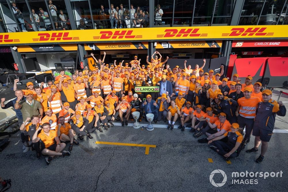 Lando Norris, McLaren F1 Team, 1st position, Zak Brown, CEO, McLaren Racing, Oscar Piastri, McLaren F1 Team, Andrea Stella, Team Principal, McLaren F1 Team, the McLaren team celebrate victory