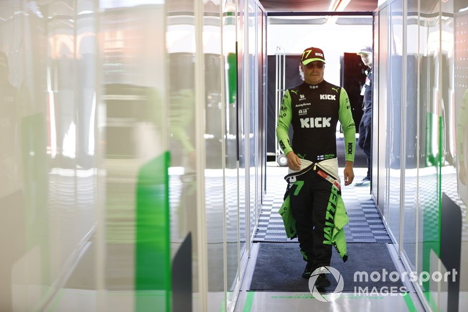 Valtteri Bottas, KICK Sauber, in the garage 