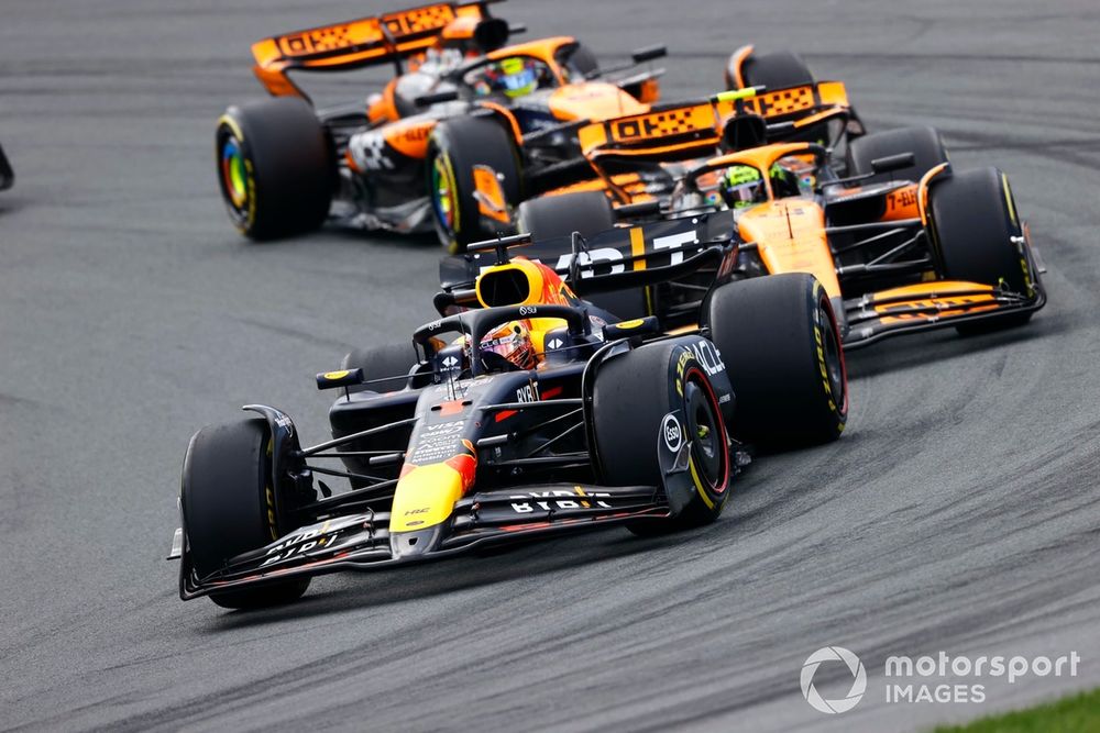 Max Verstappen, Red Bull Racing RB20, Lando Norris, McLaren MCL38, Oscar Piastri, McLaren MCL38