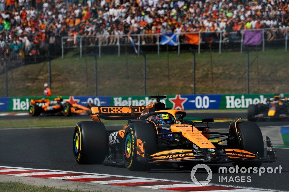 Oscar Piastri, McLaren MCL38, Max Verstappen, Red Bull Racing RB20