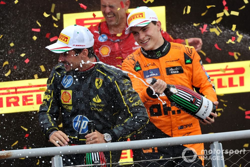 Oscar Piastri, McLaren F1 Team, 2nd position, sprays champagne at Charles Leclerc, Scuderia Ferrari, 1st position