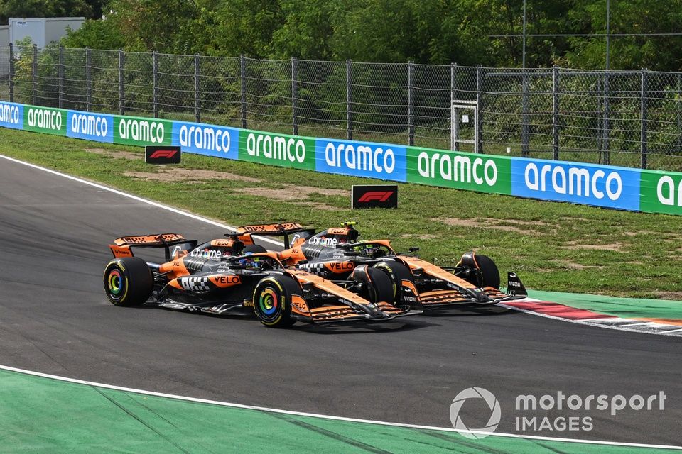 Oscar Piastri, McLaren MCL38 battles with Lando Norris, McLaren MCL38 