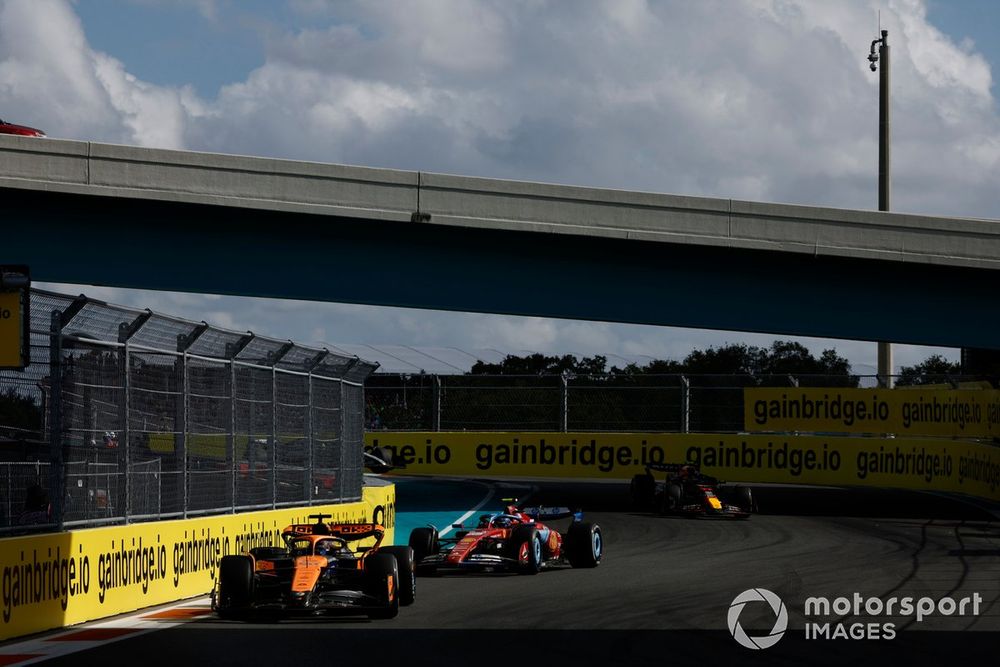 Lando Norris, McLaren MCL38 Carlos Sainz, Ferrari SF-24 