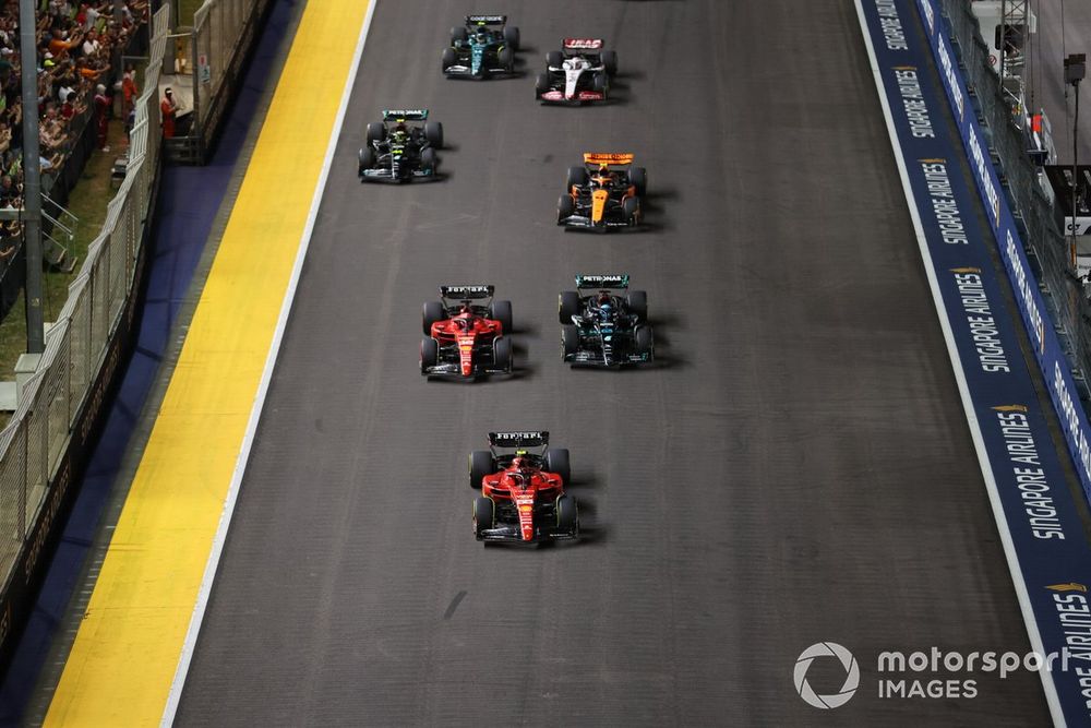 Carlos Sainz, Ferrari SF-23, George Russell, Mercedes F1 W14, Charles Leclerc, Ferrari SF-23, Lando Norris, McLaren MCL60, Lewis Hamilton, Mercedes F1 W14, the rest of the field at the start