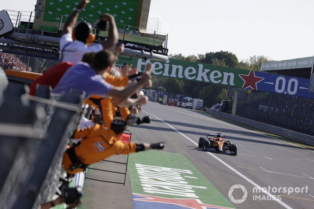 Daniel Ricciardo, McLaren MCL35M, 1st position, takes victory to the delight of his team on the pit wall