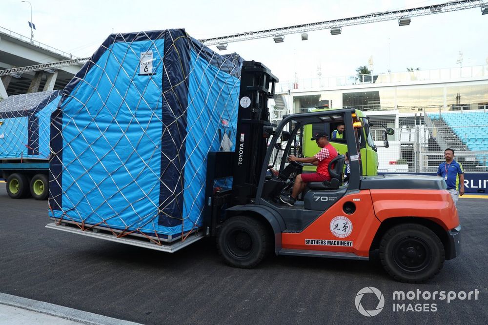 Llega material al pitlane