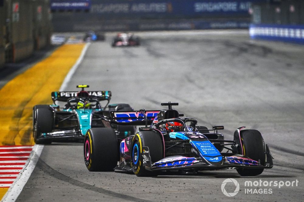 Esteban Ocon, Alpine A524, Lewis Hamilton, Mercedes F1 W15 