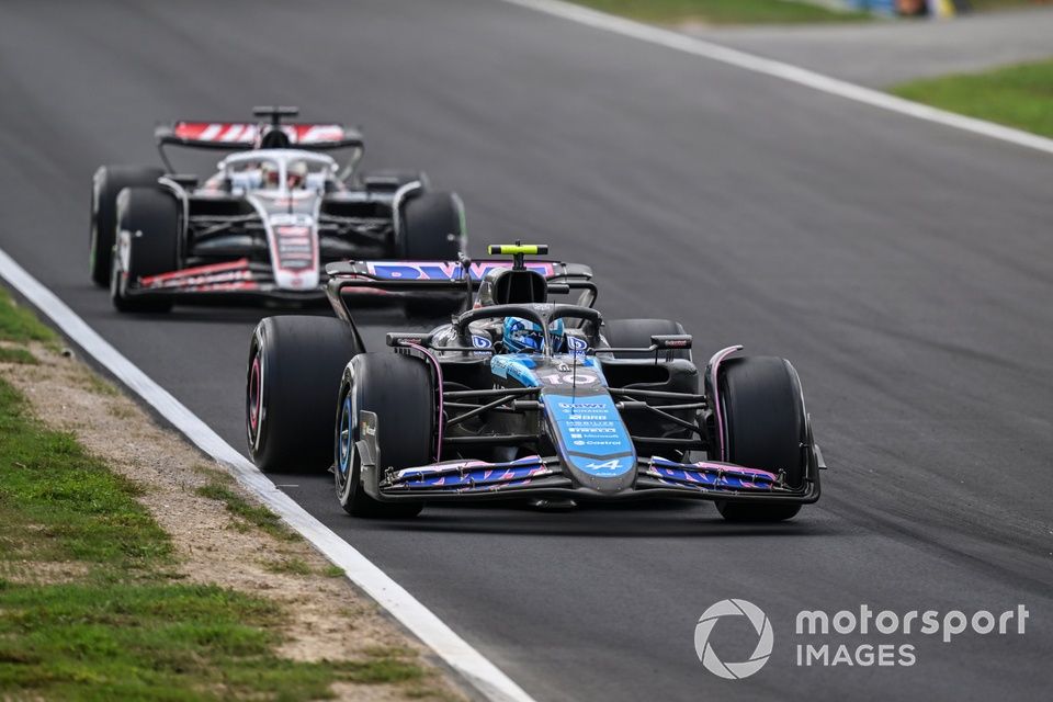 Pierre Gasly, Alpine A524, Kevin Magnussen, Haas VF-24 