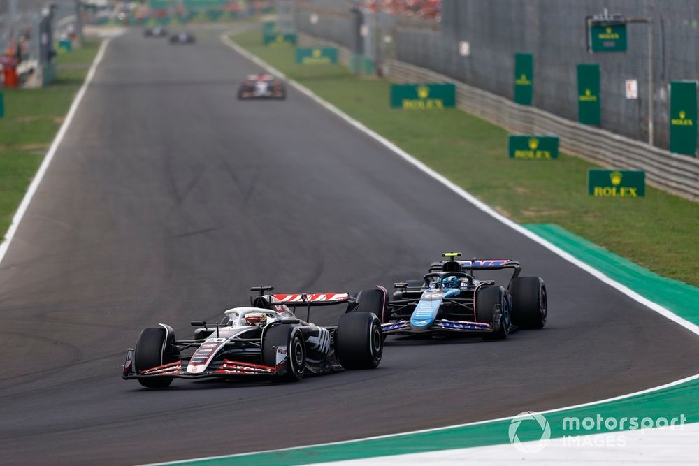 Kevin Magnussen, Haas VF-24, Pierre Gasly, Alpine A524 