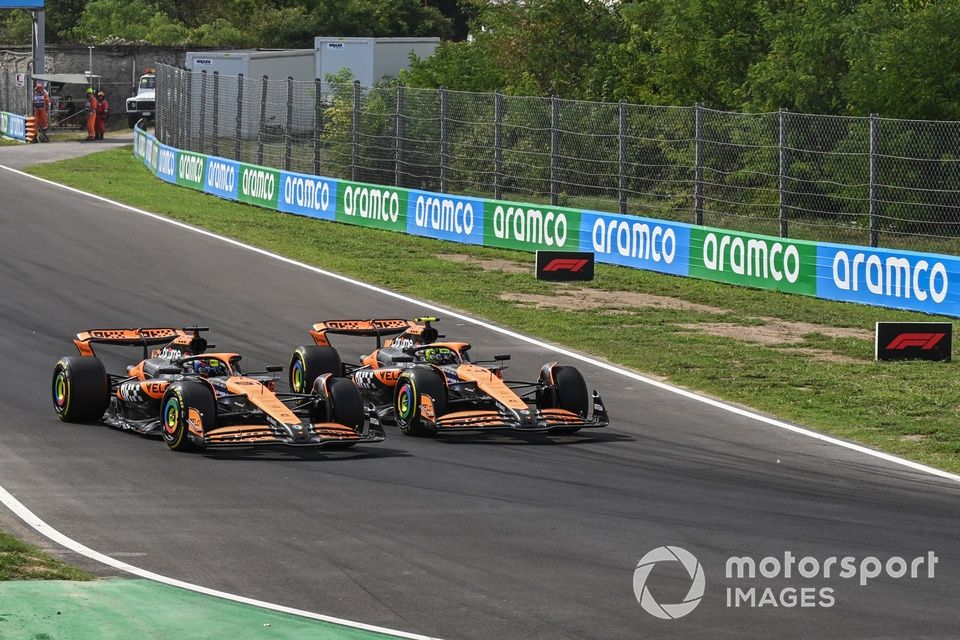 Lando Norris, McLaren MCL38 battles with Oscar Piastri, McLaren MCL38 