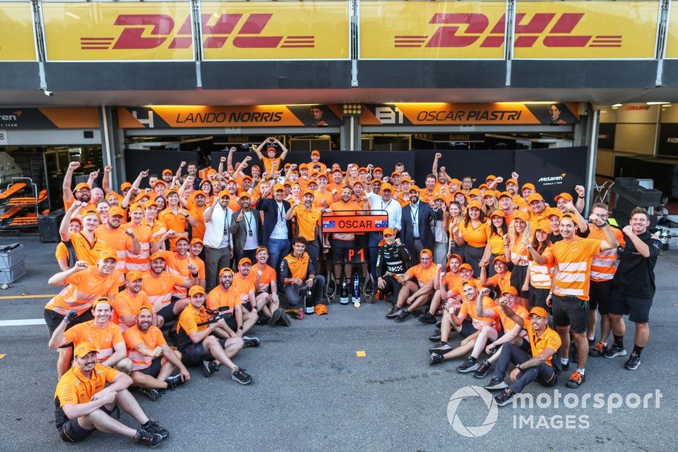 The McLaren team celebrate the race win of Oscar Piastri, McLaren F1 Team 