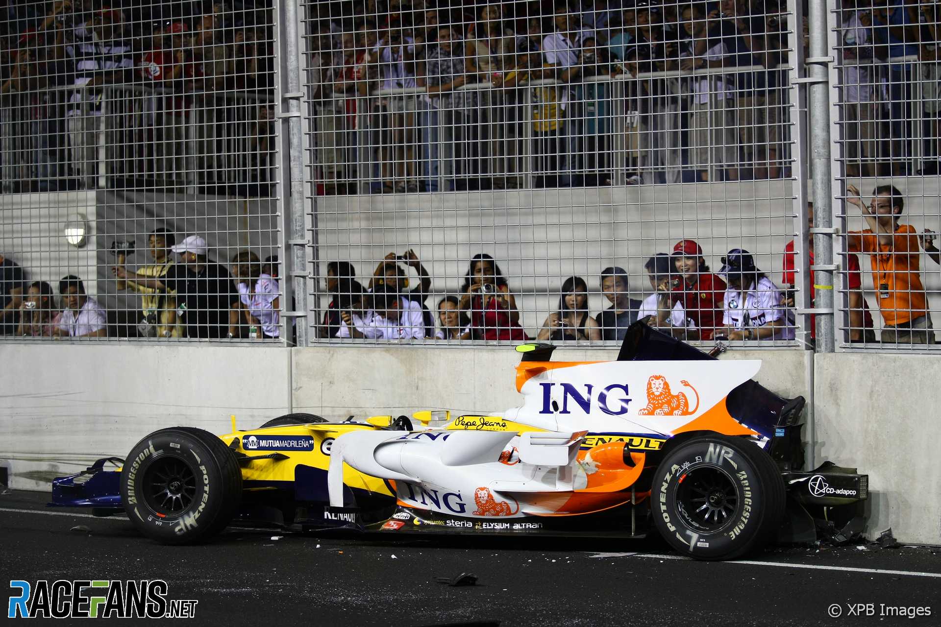 Nelson Piquet Jnr crashes, Renault, Marina Bay, Singapore, 2008