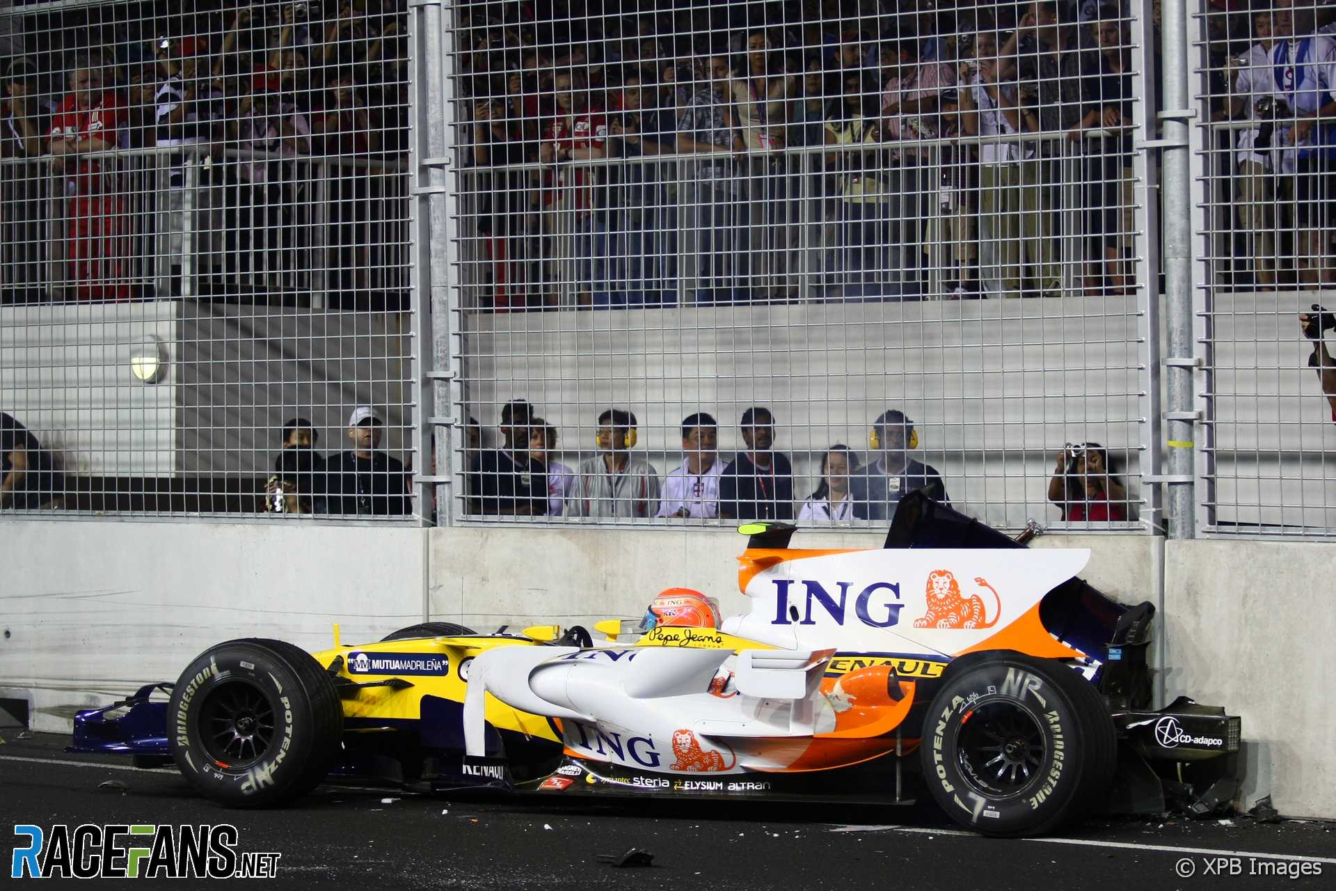 Nelson Piquet Jnr crashes, Renault, Marina Bay, Singapore, 2008