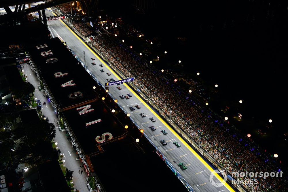 Lando Norris, McLaren MCL38, Max Verstappen, Red Bull Racing RB20, Lewis Hamilton, Mercedes F1 W15, George Russell, Mercedes F1 W15, the rest of the field at the start