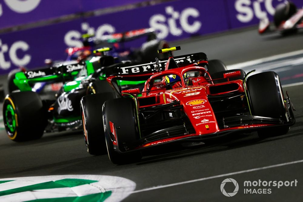 Oliver Bearman, Ferrari SF-24, Zhou Guanyu, Stake F1 Team Kick Sauber C44