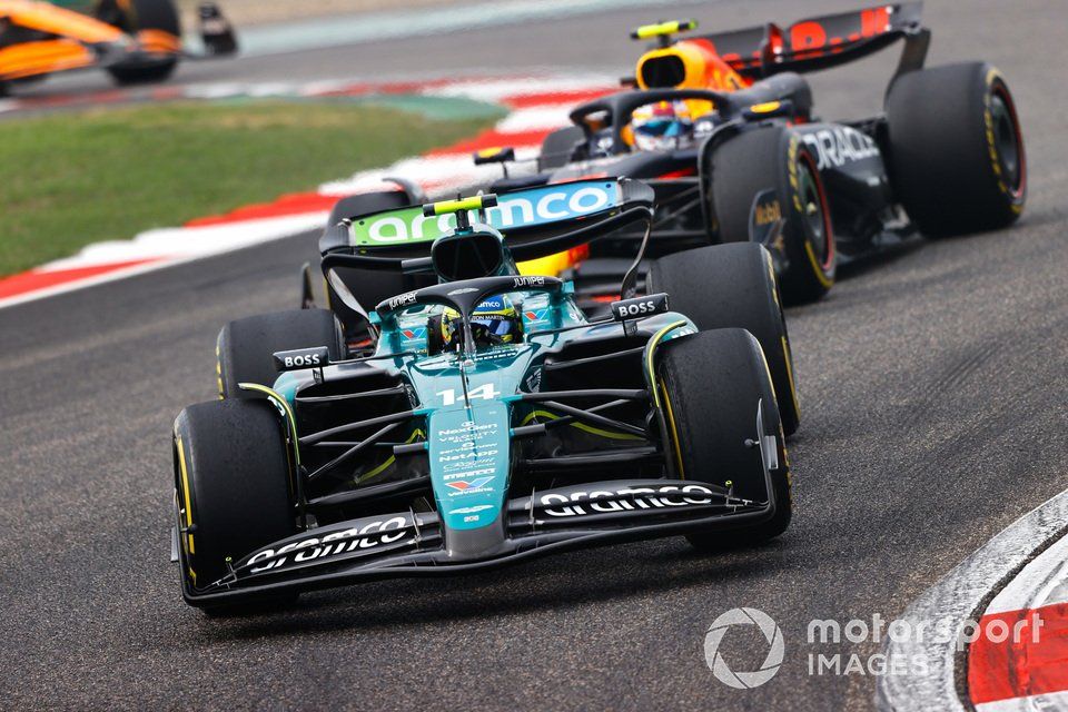 Fernando Alonso, Aston Martin AMR24, Sergio Perez, Red Bull Racing RB20