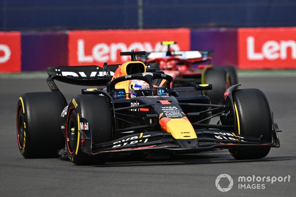 Max Verstappen, Red Bull Racing RB20, Carlos Sainz, Ferrari SF-24