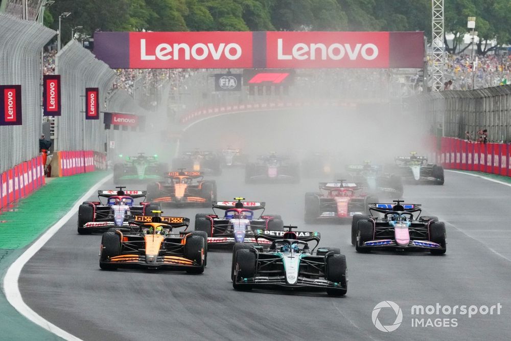 George Russell, Mercedes F1 W15, Lando Norris, McLaren MCL38, Esteban Ocon, Alpine A524, Yuki Tsunoda, RB F1 Team VCARB 01, Liam Lawson, RB F1 Team VCARB 01, the rest of the field at the start