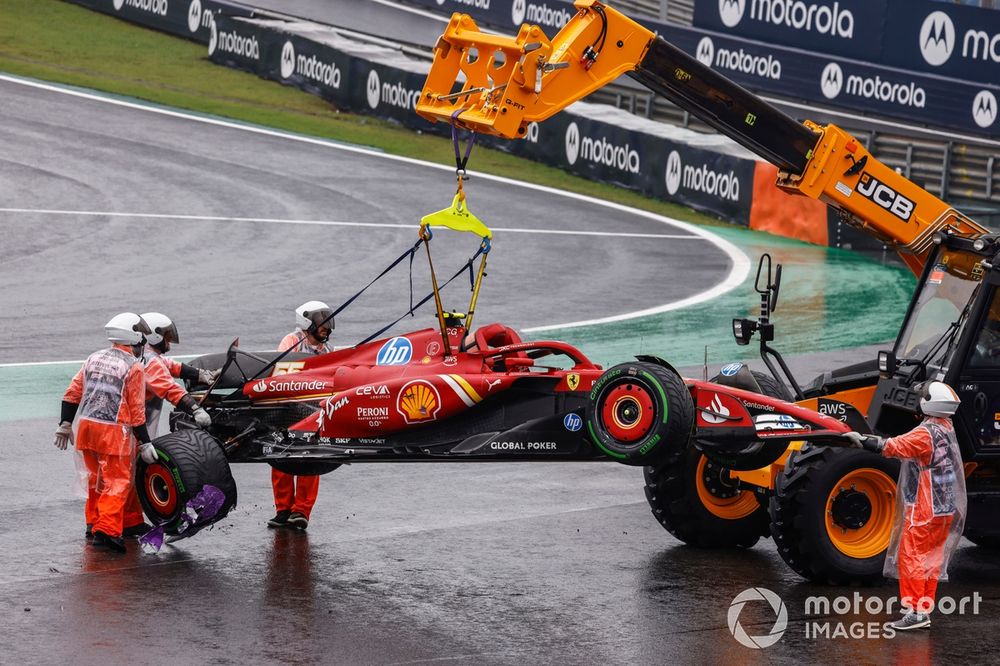 Marshals remove the damaged car of Carlos Sainz, Ferrari SF-24, after a crash