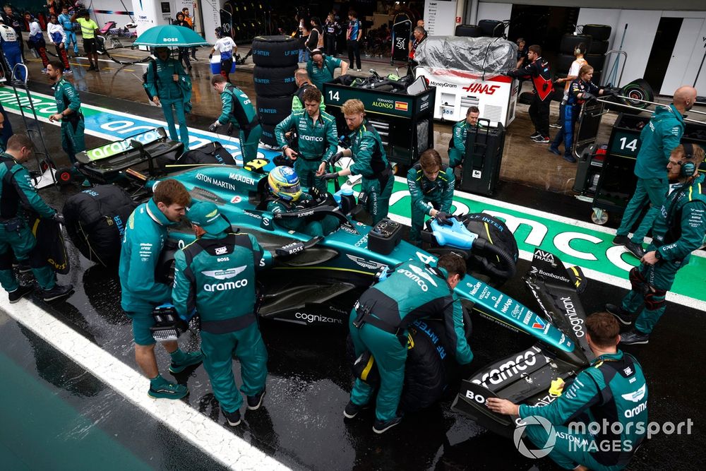 Fernando Alonso, Aston Martin AMR24, in the pits