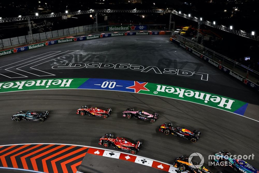 George Russell, Mercedes F1 W15, Carlos Sainz, Ferrari SF-24, Pierre Gasly, Alpine A524, at the race start