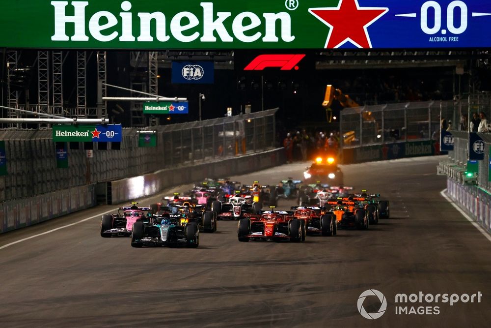 George Russell, Mercedes F1 W15, Carlos Sainz, Ferrari SF-24, Pierre Gasly, Alpine A524, at the race start