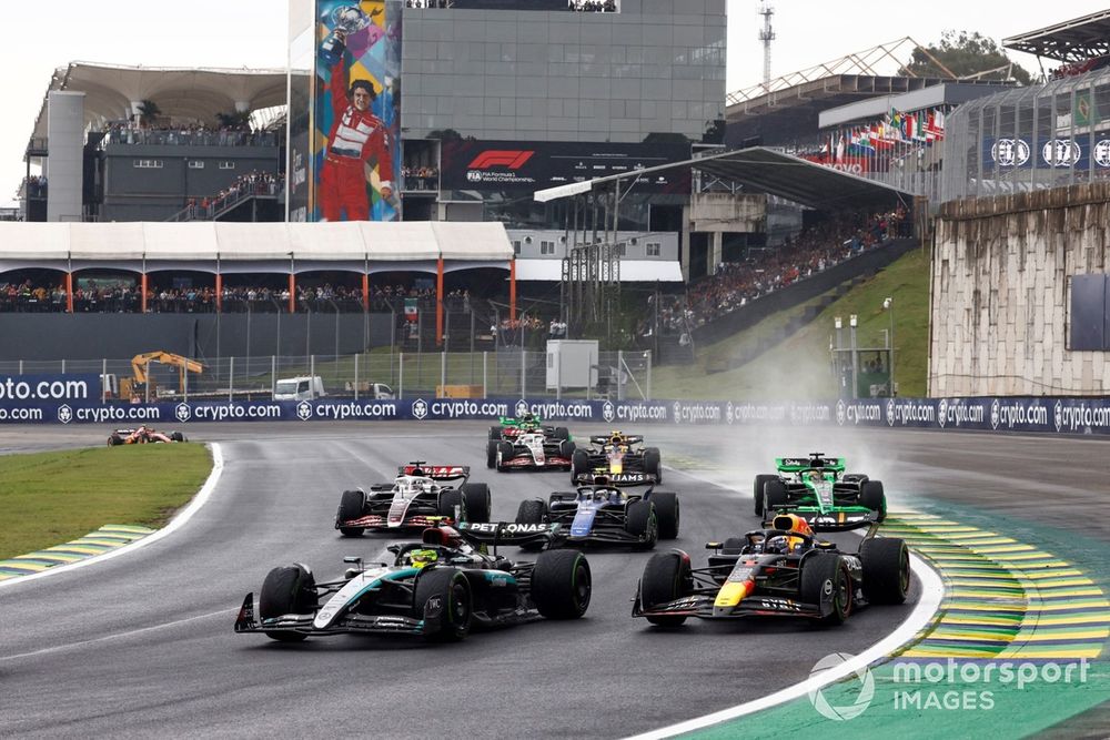 Lewis Hamilton, Mercedes F1 W15, Max Verstappen, Red Bull Racing RB20, Franco Colapinto, Williams FW46, the remainder of the field on the opening lap