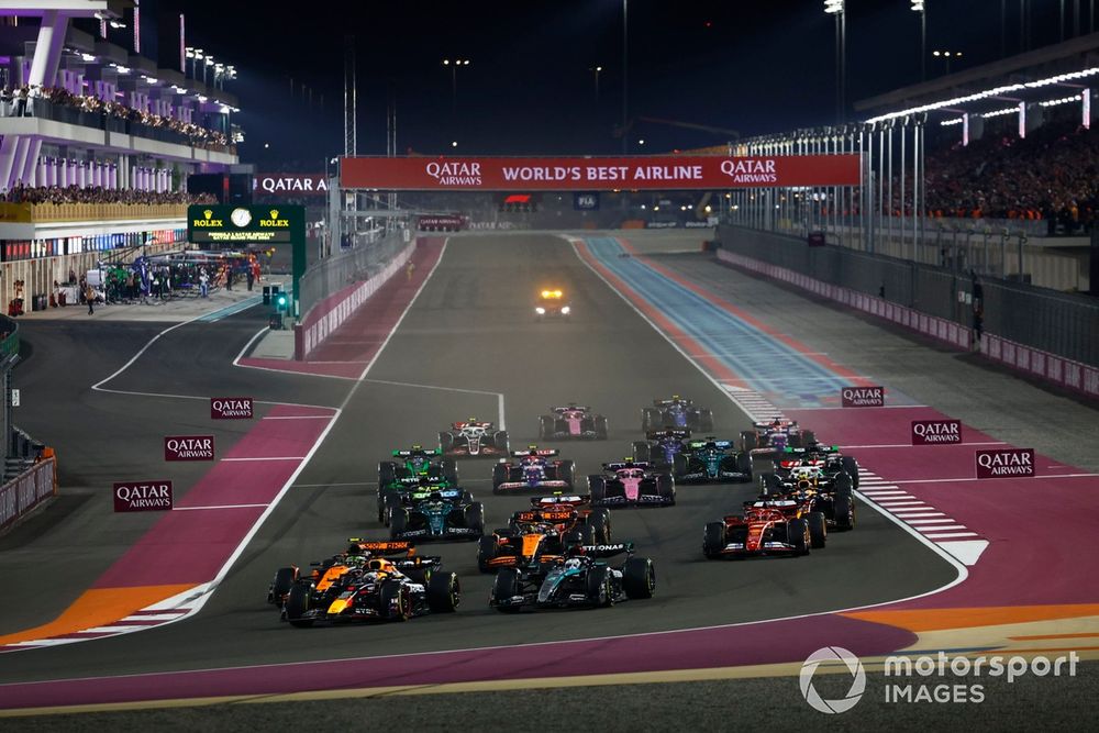 George Russell, Mercedes F1 W15, Max Verstappen, Red Bull Racing RB20, Lando Norris, McLaren MCL38, Oscar Piastri, McLaren MCL38, the rest of the field at the start