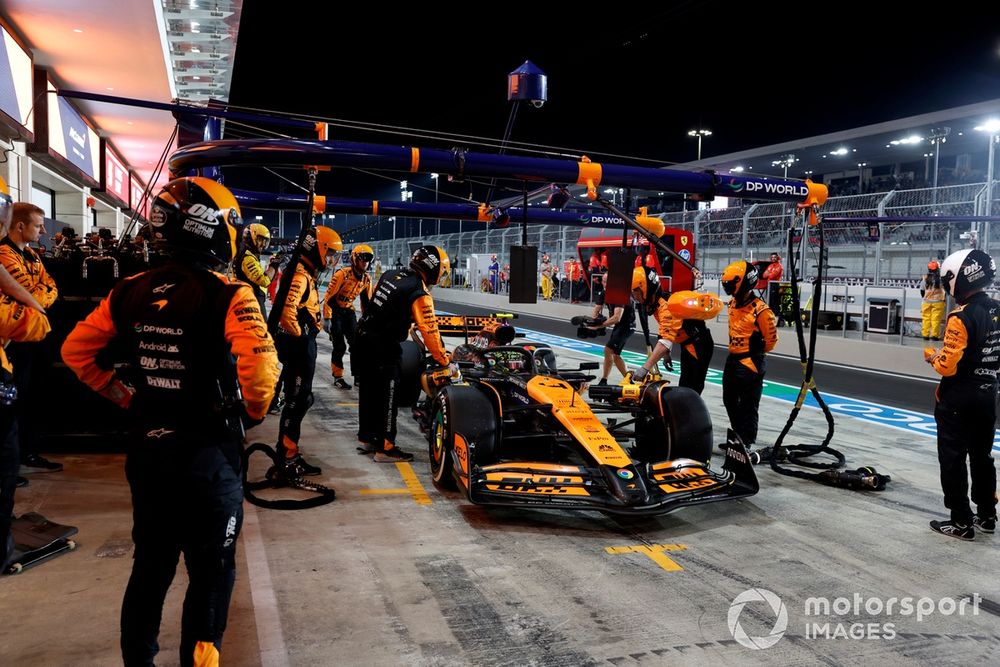 Lando Norris, McLaren MCL38, serves a penalty in the pit lane