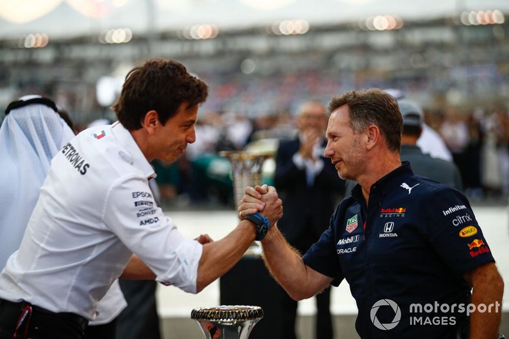 Toto Wolff, Team Principal and CEO, Mercedes AMG, Christian Horner, Team Principal, Red Bull Racing, arm wrestle over the trophy on the grid