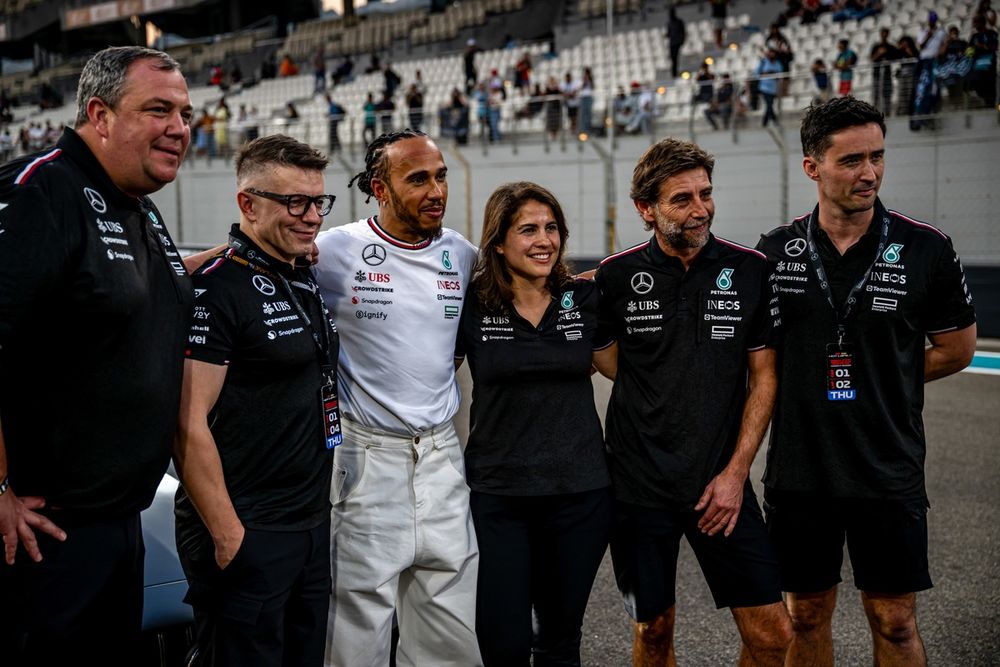 Lewis Hamilton, Mercedes-AMG F1 Team, alongside colleagues, including Peter Bonnington, Senior Race Engineer, Mercedes-AMG F1 Team