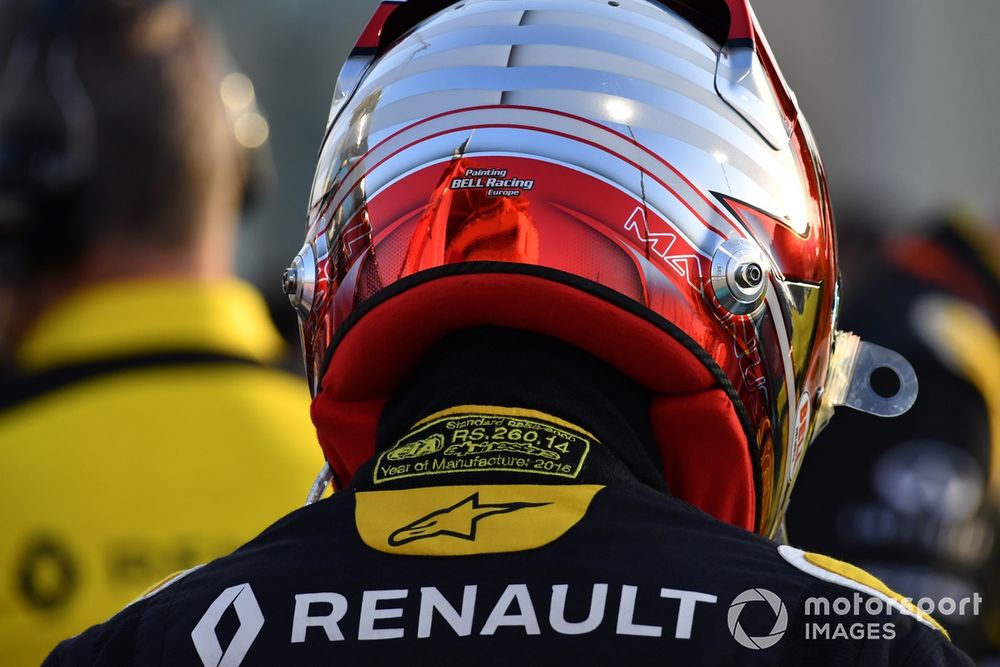 Kevin Magnussen on the grid for Renault